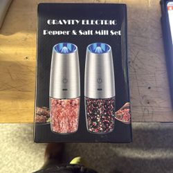Salt And Pepper Mill Set