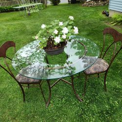 Wrought Iron Classic/Vintage Bistro table & chairs with Cushions