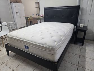 VENDO HERMOSA CAMA TAMAÑO QUEEN COMPLETA CON COLCHÓN.