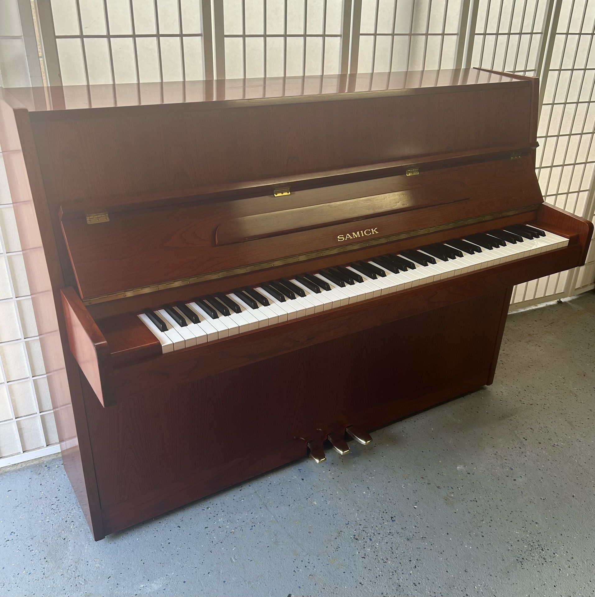 Compact Beauty & Fantastic sound 2001 Samick Piano/Will Deliver  