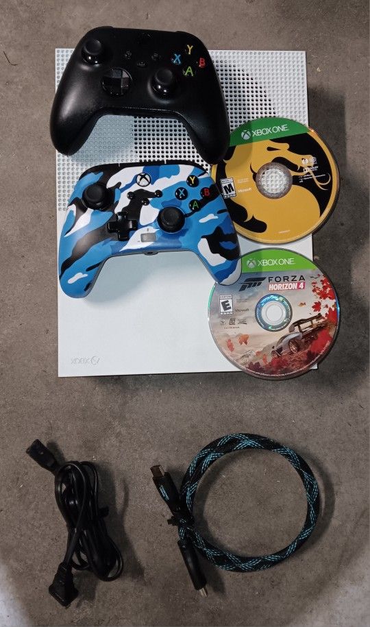 Xbox One S + 2 Controllers + 2 Games