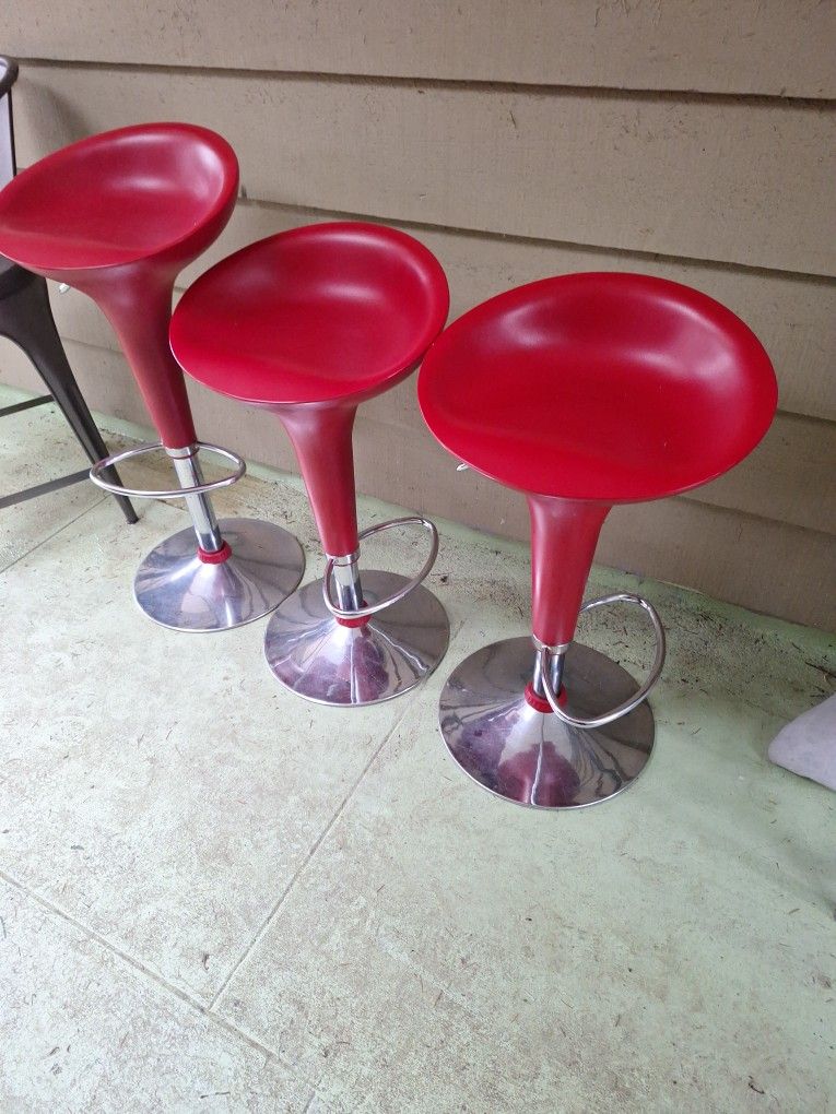 3 Adjustable Swivel Bar Stools