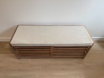 Slatted, compact entryway storage bench
