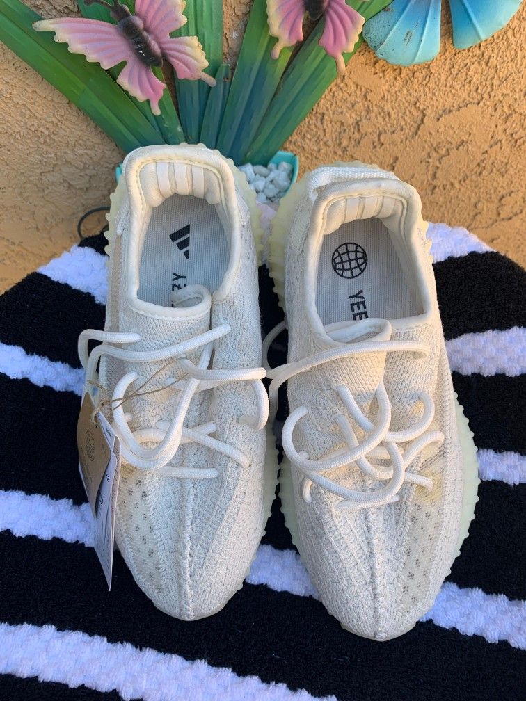 Women’s adidas Yeezy Boost Cream size 5