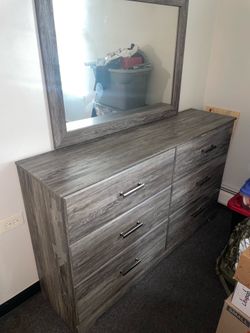 🚨 MUST SELL ASAP — Modern Gray Dresser + Mirror 🚨