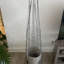 Plant Pots With Tomato Cage