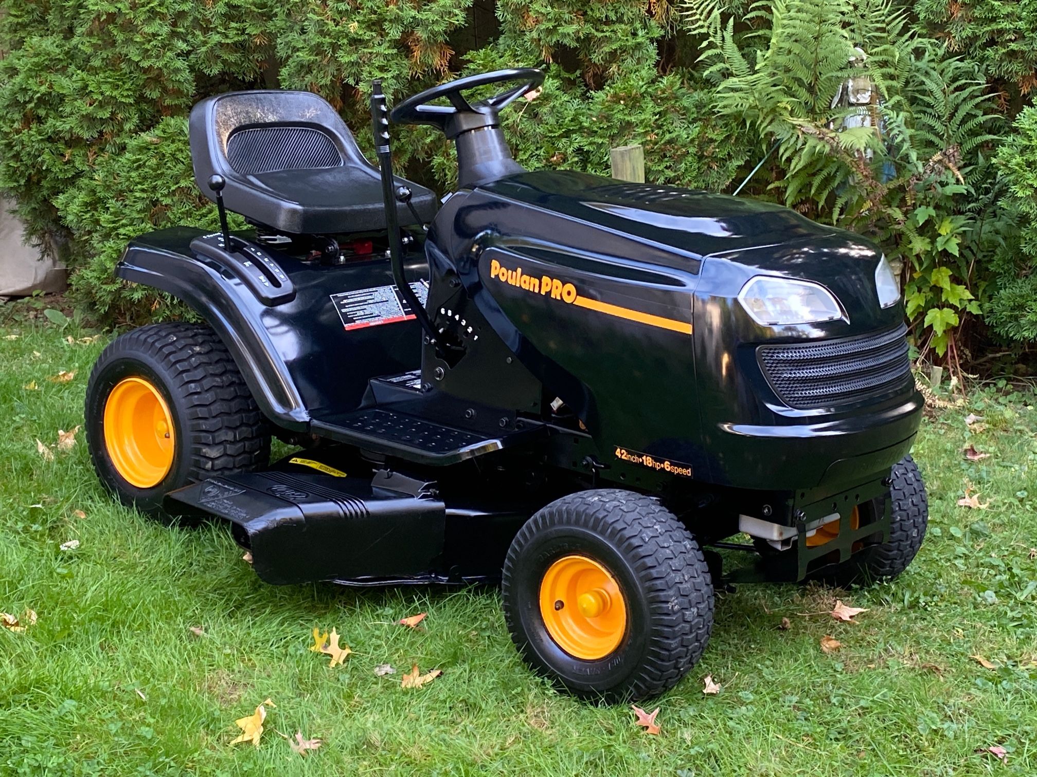 Poulan pro 42” cut, 18hp 500cc Briggs lawn tractor, like new.