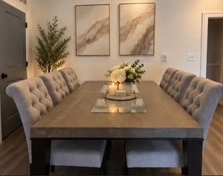 Beautiful dining table set with 6 upholstered chairs in excellent, like-new condition!