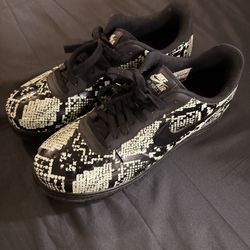 Nike Air Force 1 Foamposite Pro Cup "Glow Snakeskin" sneakers in the Frosted Spruce and Black colorway