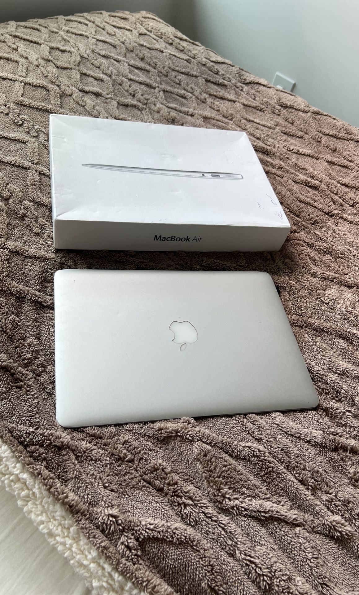 MacBook Air 13-inch LED-backlit Widescreen Notebook
