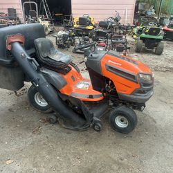 Riding lawnmower husquavarna