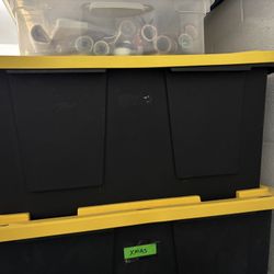 Rubbermaid 27 gallon tote and lid.