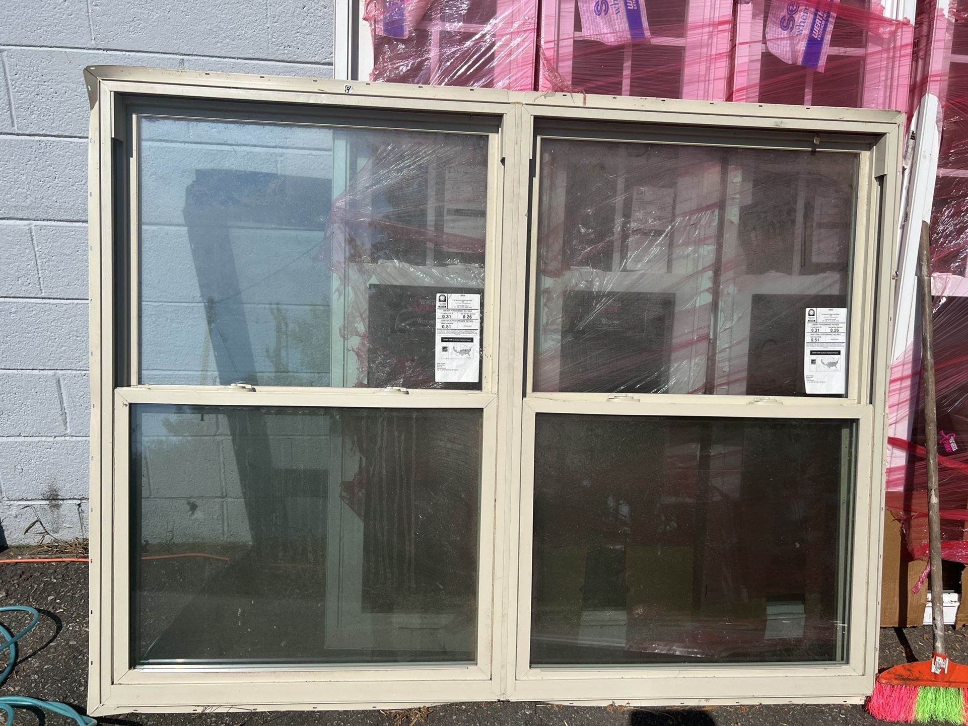Double window New $200๐๐๐ The color is beige 52x69