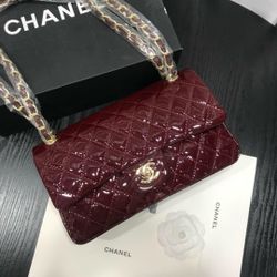 Burgundy 𝐂𝐡𝐚𝐧𝐞𝐥 Patent Quilted Medium Flap Bag