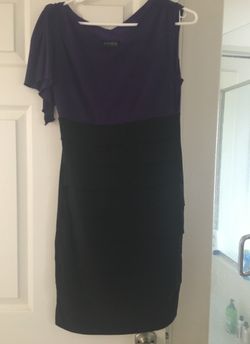 Vestido con blusa morada y falda negra. Talla 8