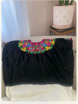 Hermoso Huipil Guatemalteco de terciopelo
