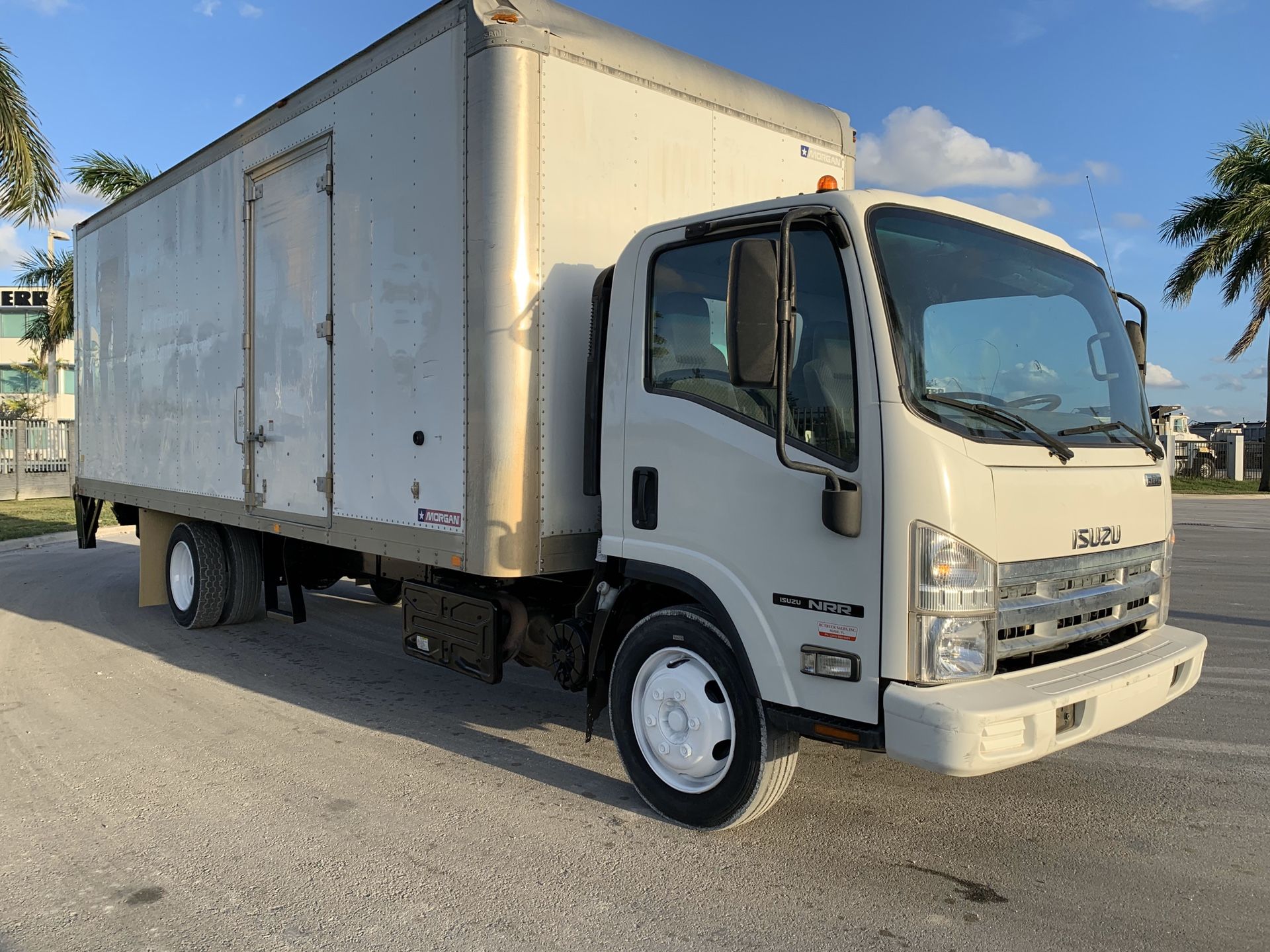 2011 ISUZU NRR W/22’ft box