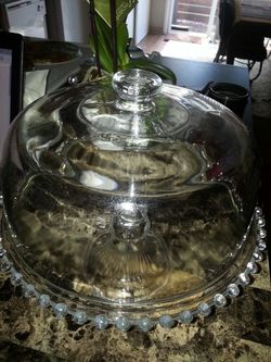 Glass cake tray with dome lid