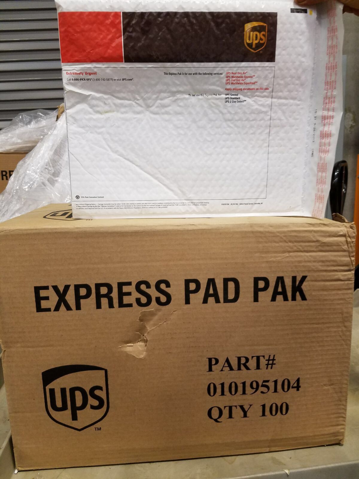 UPS Express Pad Pak 100 ct 14.75" × 11" Lined w/ bubble Peel-off adhesive sealer