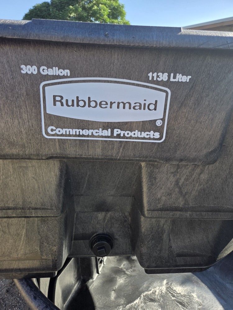 Rubbermaid 300 Gal Water Tank