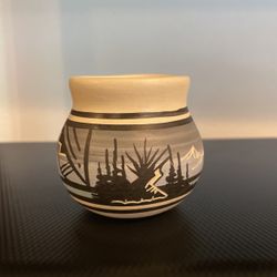 Navajo Pottery / Signed M Yazzie