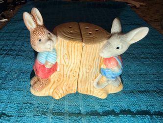 Cute salt & pepper shaker set