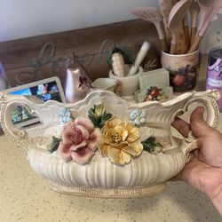 Capodimonte porcelain oval vase center