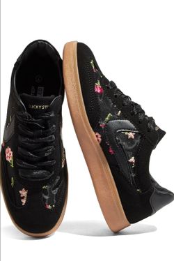 Lucky Step Floral Embroidered Black Sneakers