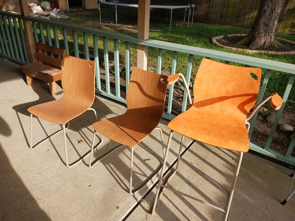 kids makeup desk, barchair n chairs n small cage for pet