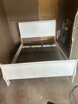 Used white queen size sleigh bed