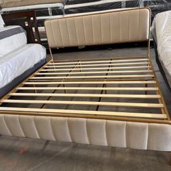  KING SIZE BED FRAME, SAME DAY PICK UP AND DELIVERY AVAILABLE 🚚🚚🚚