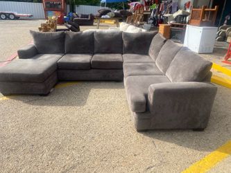 Beautiful U shaped sectional! With Reversible chase! Delivery Available!
