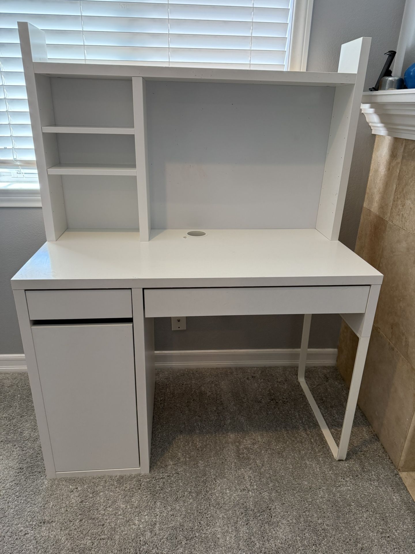 IKEA Micke Kids Desk With Hutch Top - White Board Back