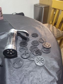 Pasta and cookie dough maker gun
