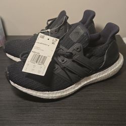 Nwt Adidas Womens Ultra Boost Size 5.   BB6149