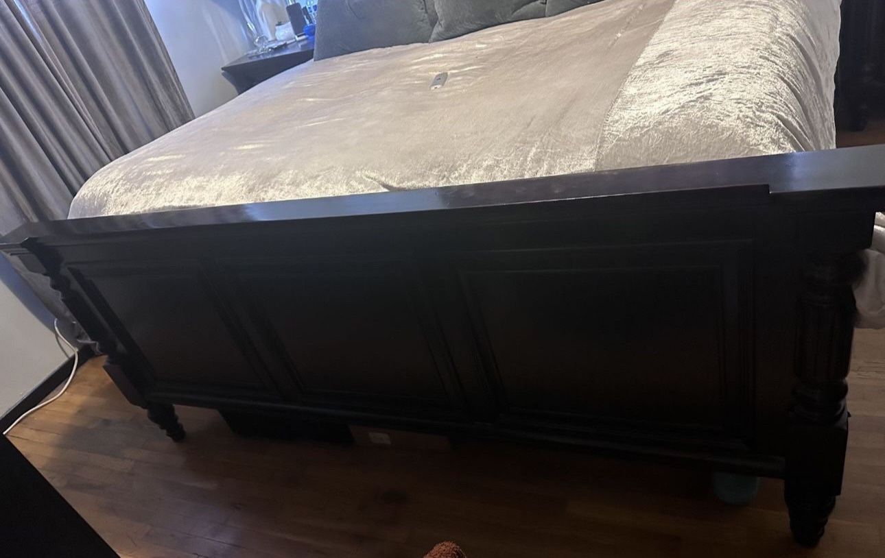 California King Bedroom Set Black Hardwood for Sale in Los Angeles, CA