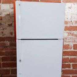 REFRIGERATOR  . 110 V FRIDGE EXCELLENT CONDITION AND VERY CLEAN 