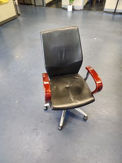 LEATHER RECEPTION CHAIR