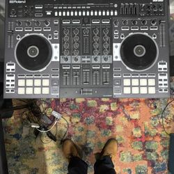 Roland DJ-808 4-Channel DJ Controller for Serato DJ