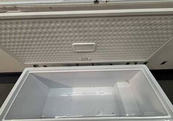 Kelvinator 70" Chest Freezer with Mechanical Control 21 Cu. Ft