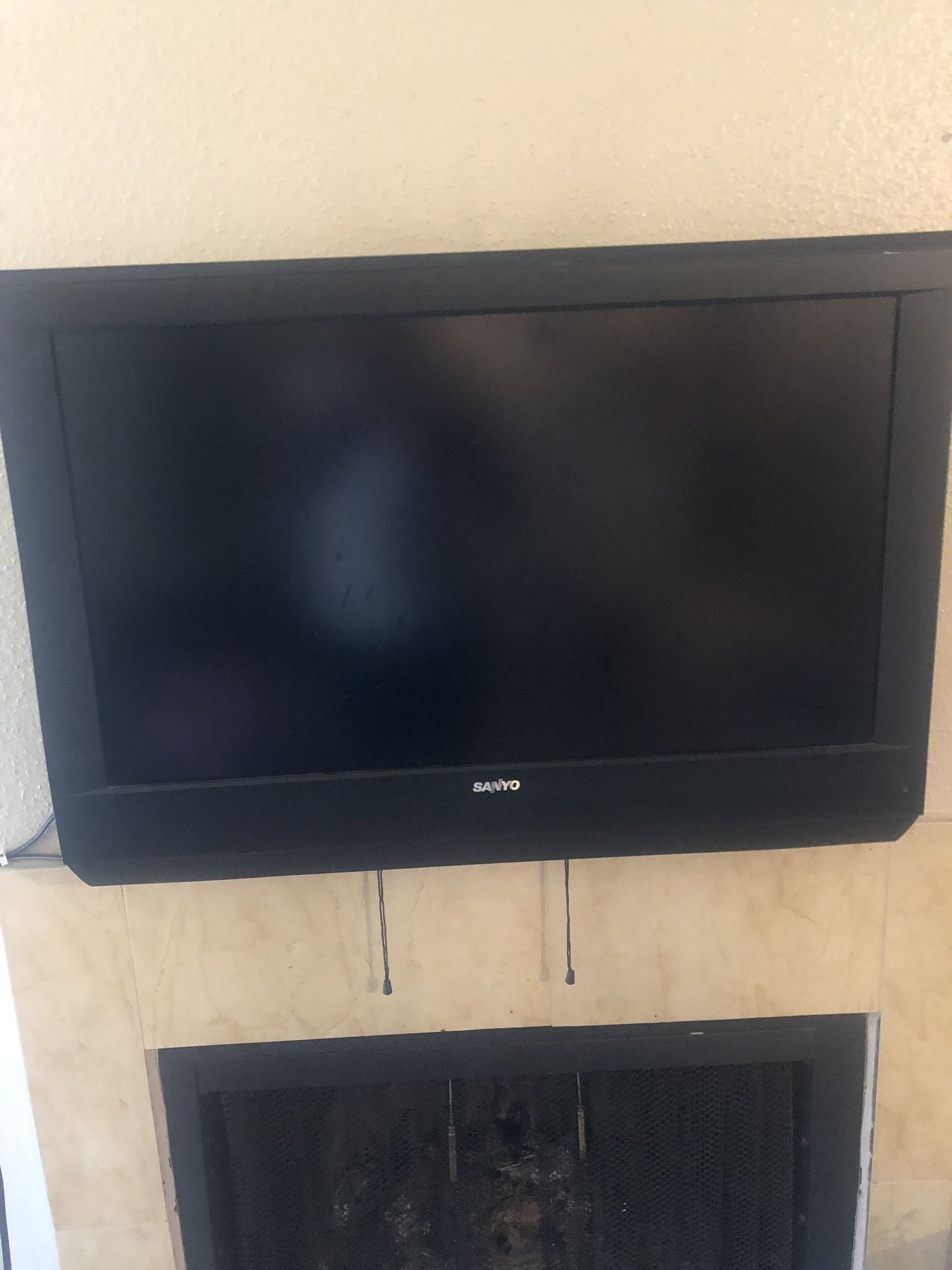 (2) 32 inch Sanyo TVs Each for 60$ Both 100$