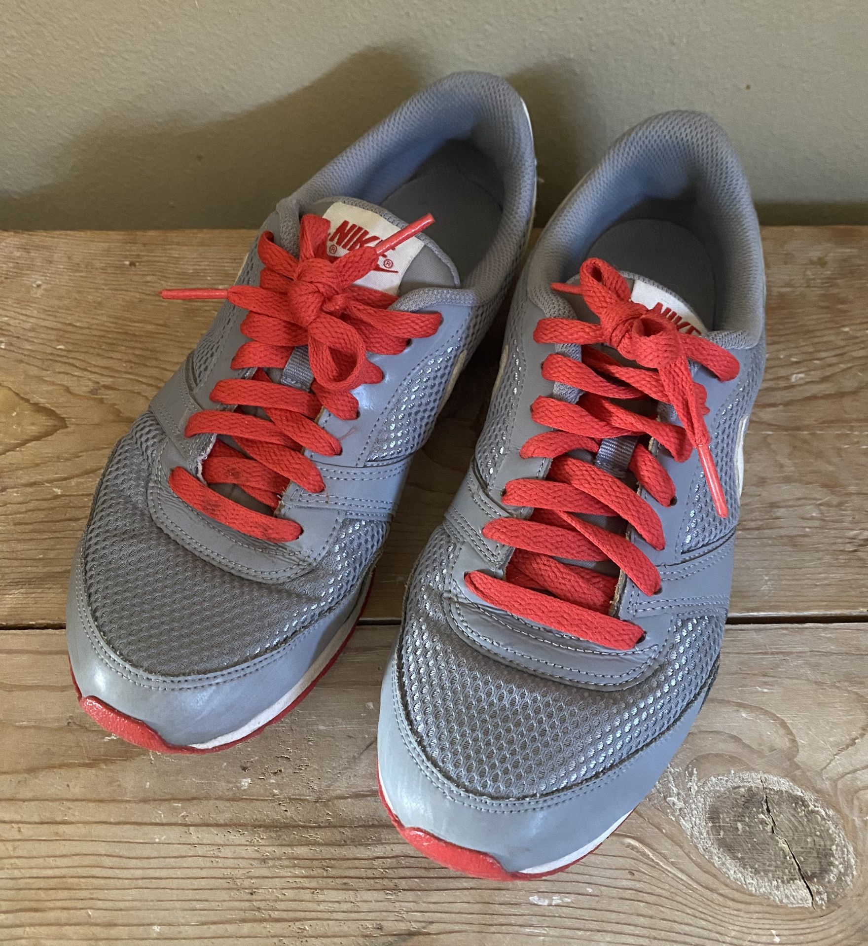 Nike Better World Women's Gray White Red Laces Sneaker Shoes Size 8.5