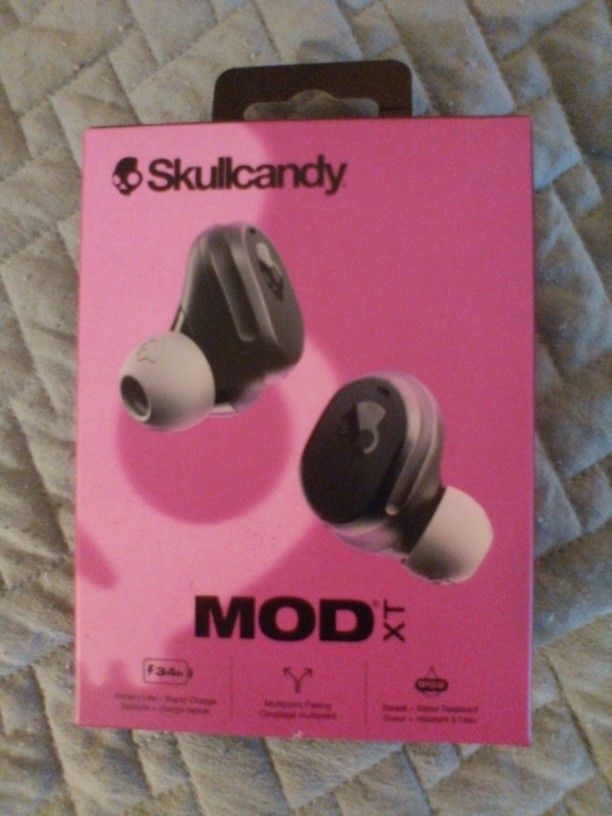 $50 OBO MAKE OFFER BRAND NEW LOOK IT UP SKULL CANDY MOD XT BLUETOOTH