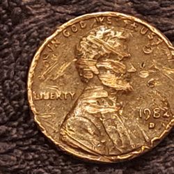 Distorted  1982  D  Brn  3.1g  Small Date ? RARE Penny 
