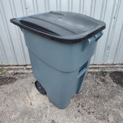Rubbermaid 50 Gal. Gray Plastic Clean Trash Can With Lid 