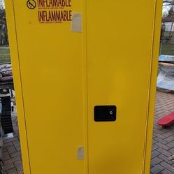 Flammable 55 gallon drum storage cabinet single drum with shelf and keys .
Brand mew never been used however ot has two small dents that does not affe