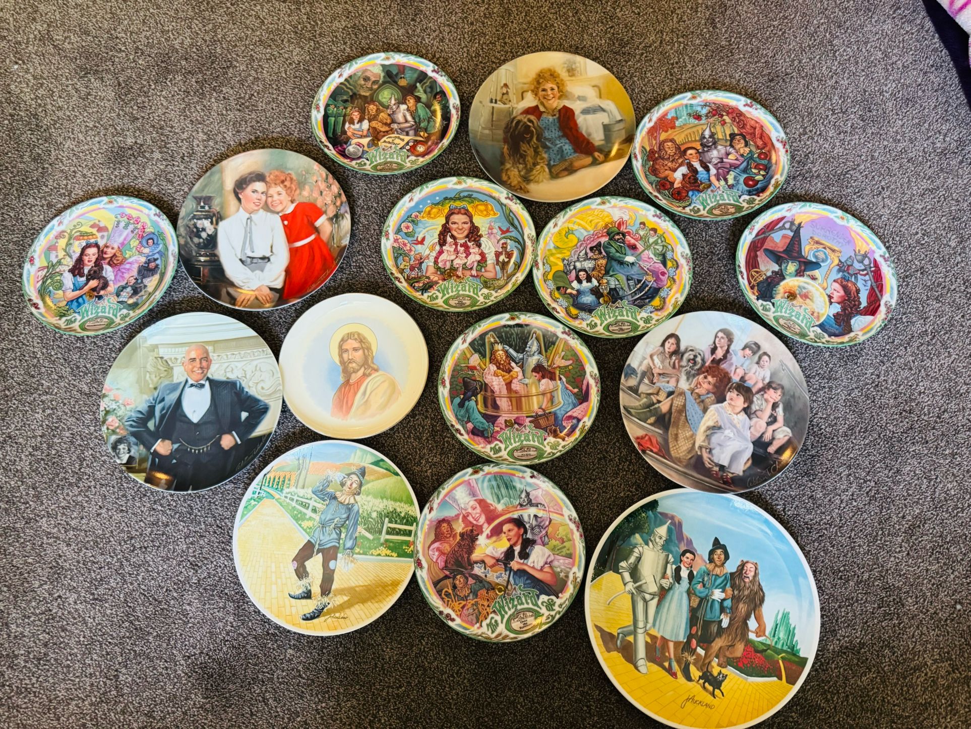 Set of 11 Vintage Collectible Plates – Great Condition 
