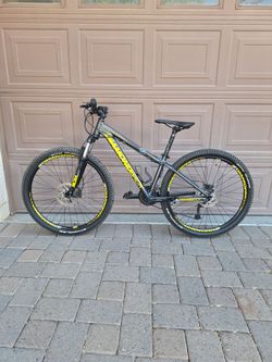 DIAMONDBACK APEX ELITE 27.5 INCH MOUNTAIN BIKE LIKE NEW ( EXTRA SMALL)