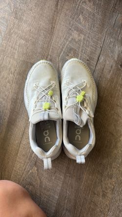 Women’s oncloud shoes 8.5