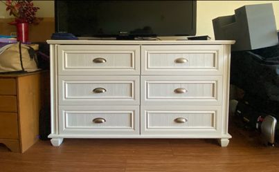 White 6-Drawer Dresser with Cup Pulls